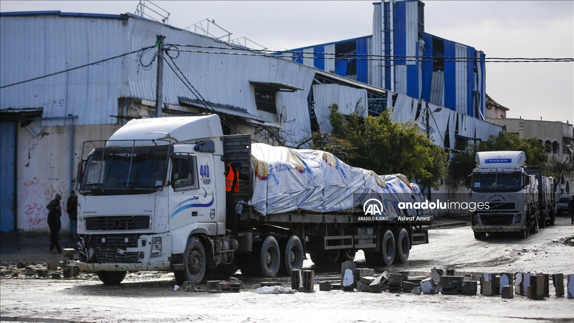 Gazze'ye yardım malzemesi taşıyan tırların girişi sürüyor