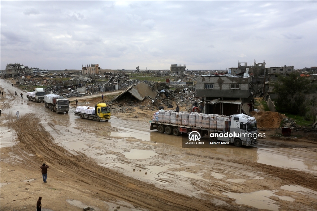 Gazze'ye yardım malzemesi taşıyan tırların girişi sürüyor