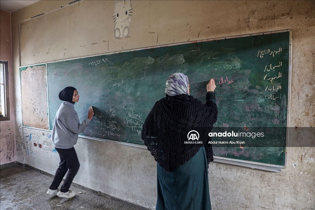Gazze'de bir buçuk yıl aradan sonra eğitim öğretim süreci yeniden başladı