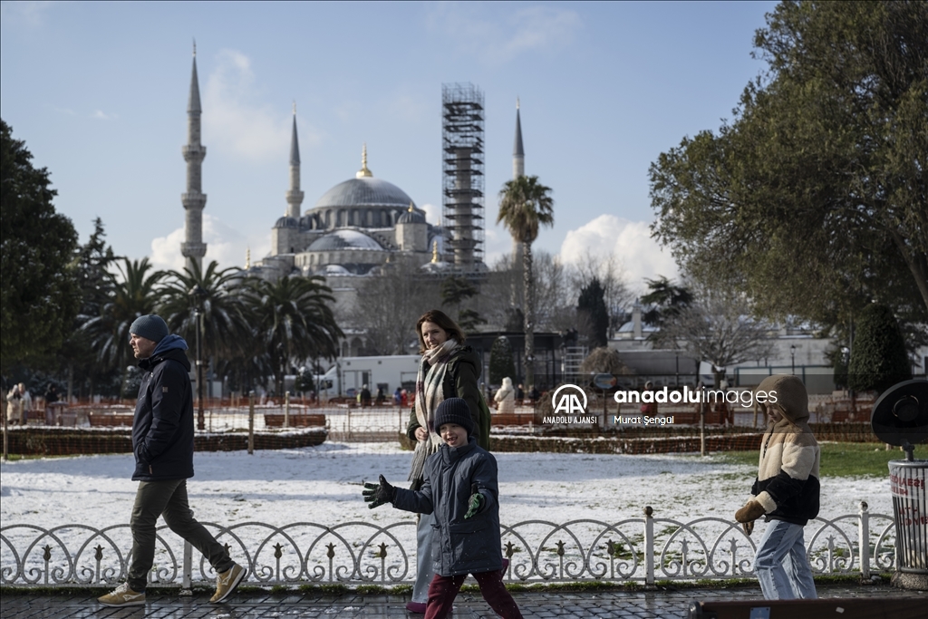 İstanbul'da kar yağışı aralıklarla etkili oluyor