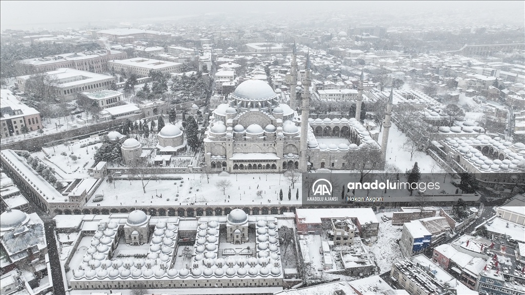 İstanbul'da kar yağışı aralıklarla etkili oluyor