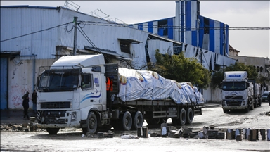 Gazze'ye yardım malzemesi taşıyan tırların girişi sürüyor