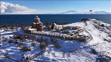 Akdamar Adası beyaz örtüsüyle ziyaretçilerini ağırlıyor