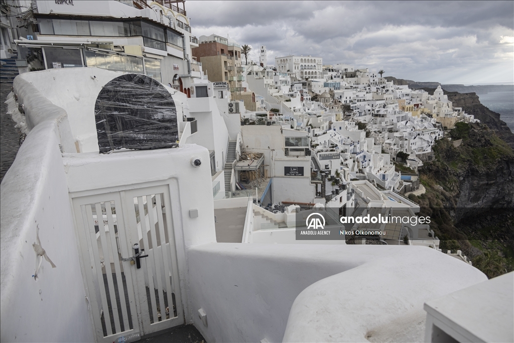Туристический центр Греции Санторини превращается в город-призрак