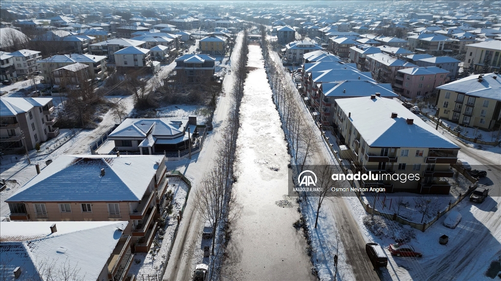 Sakarya'da göl ve su kanalının yüzeyi buz tuttu