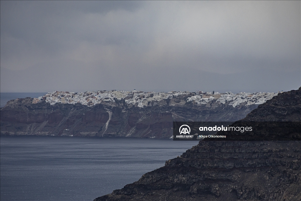 Туристический центр Греции Санторини превращается в город-призрак