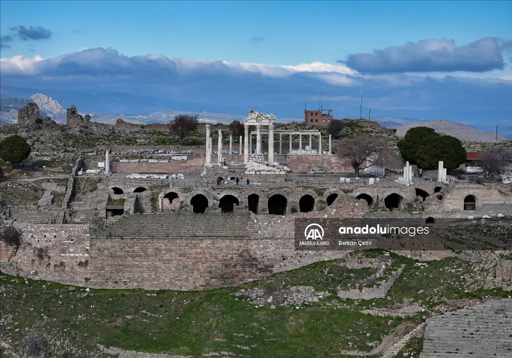 Pergamon'da "Mozaikli Ev" gün yüzüne çıkarılıyor