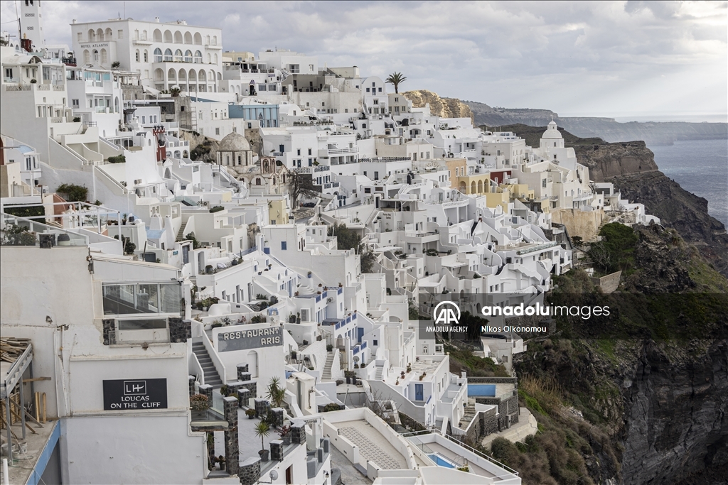 Туристический центр Греции Санторини превращается в город-призрак