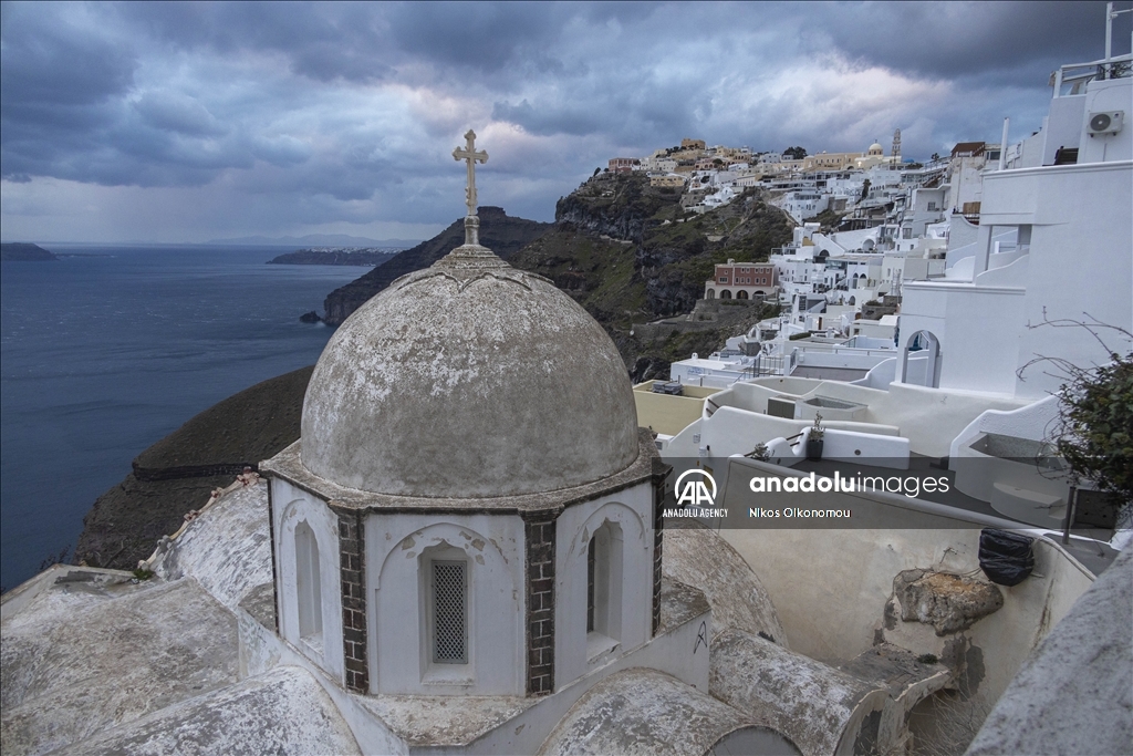Туристический центр Греции Санторини превращается в город-призрак