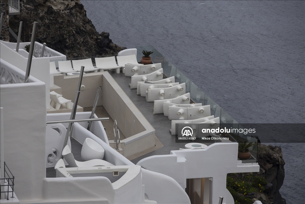 Туристический центр Греции Санторини превращается в город-призрак