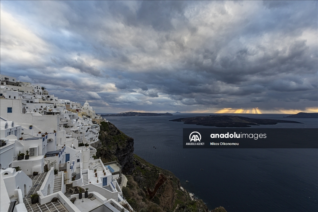Туристический центр Греции Санторини превращается в город-призрак