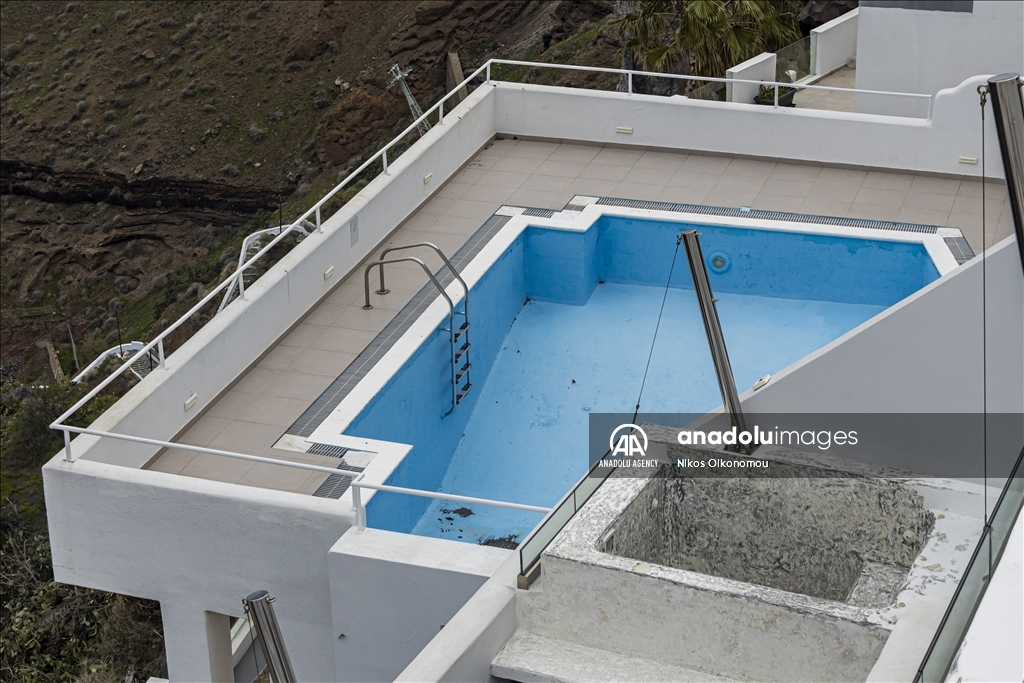 Туристический центр Греции Санторини превращается в город-призрак