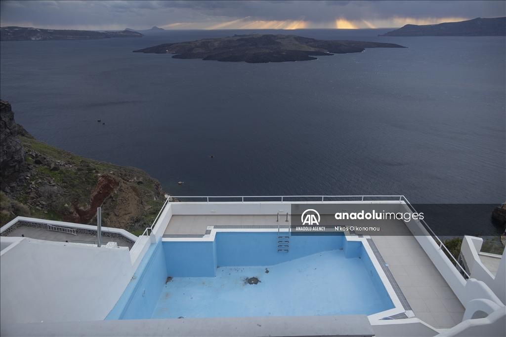 Туристический центр Греции Санторини превращается в город-призрак
