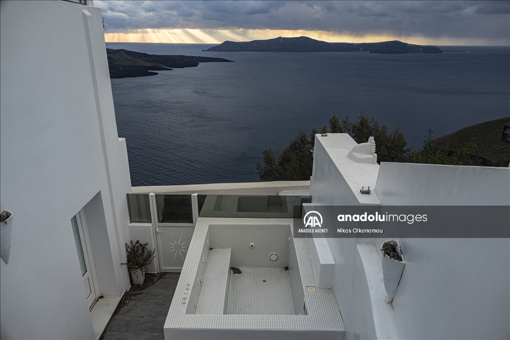 Туристический центр Греции Санторини превращается в город-призрак