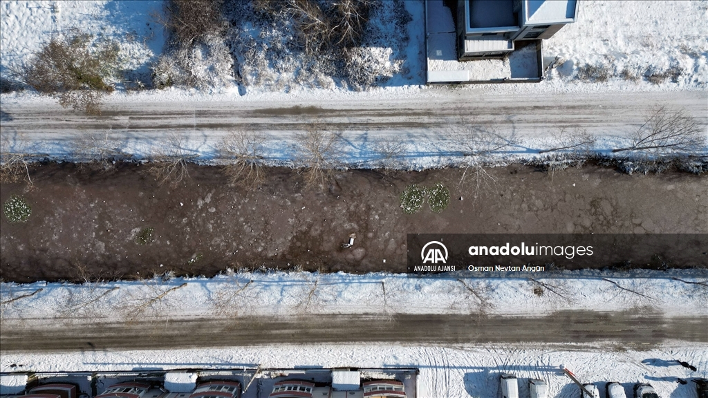 Sakarya'da göl ve su kanalının yüzeyi buz tuttu