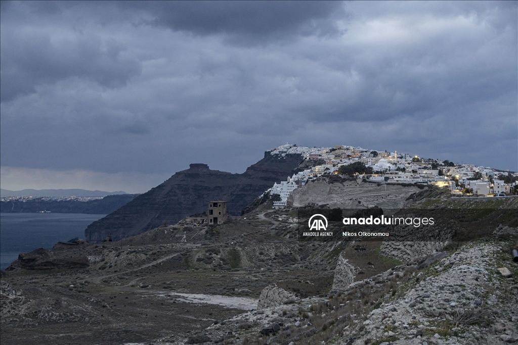 Туристический центр Греции Санторини превращается в город-призрак
