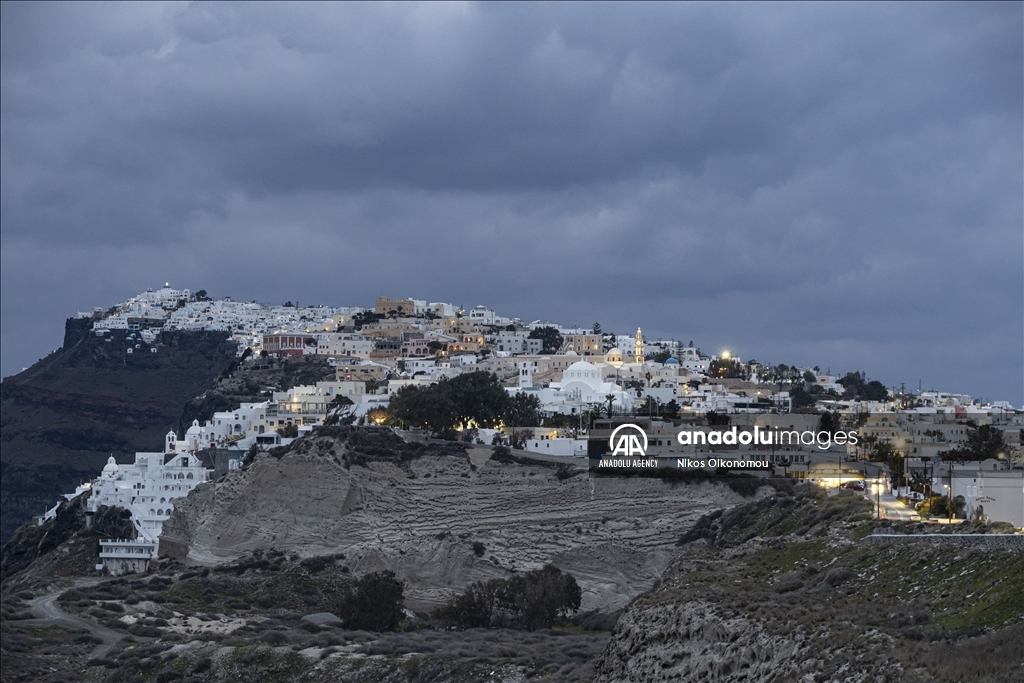 Туристический центр Греции Санторини превращается в город-призрак
