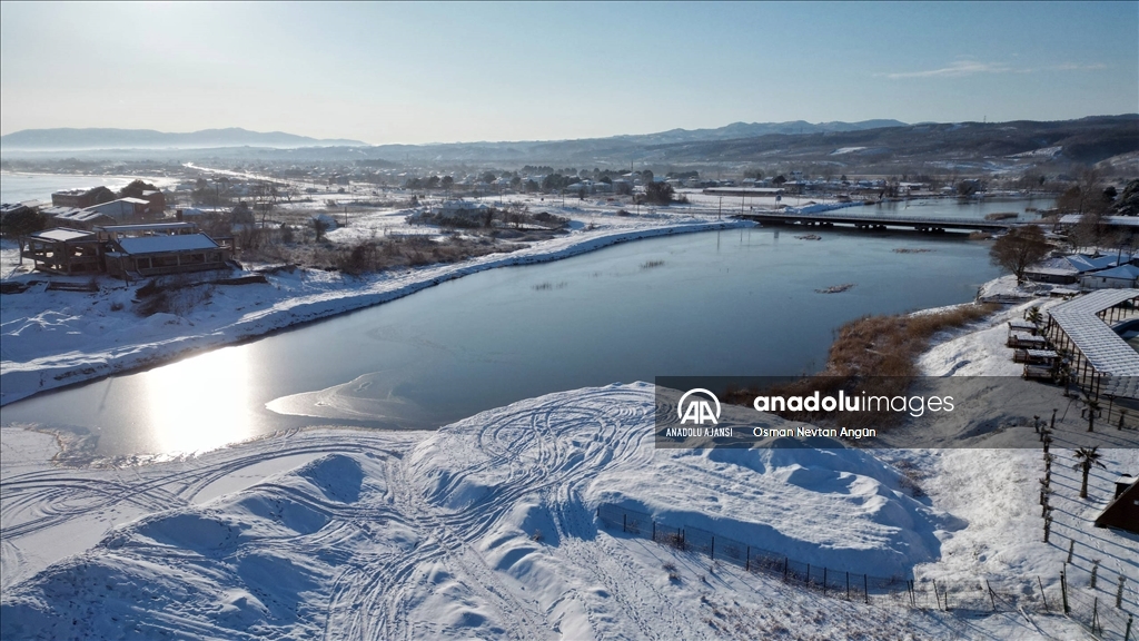 Sakarya'da göl ve su kanalının yüzeyi buz tuttu