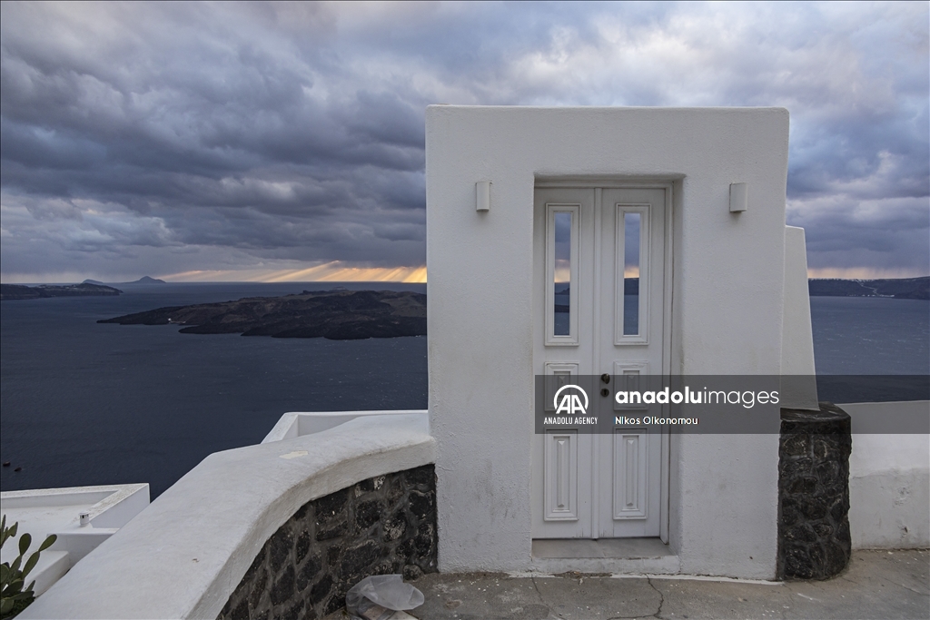 Туристический центр Греции Санторини превращается в город-призрак