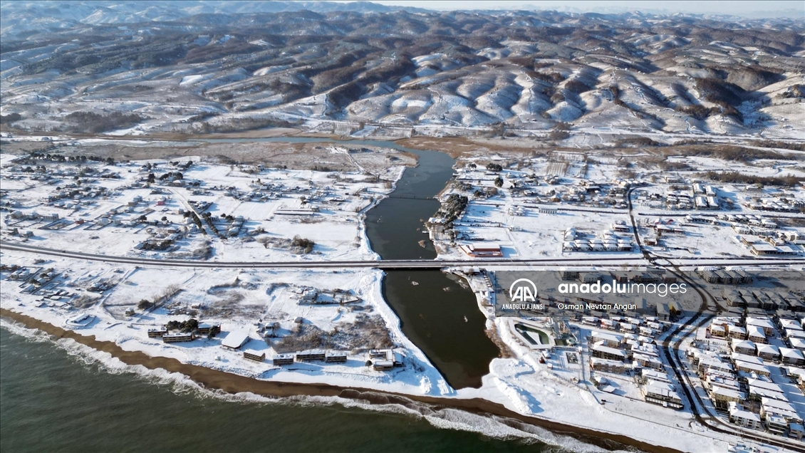 Sakarya'da göl ve su kanalının yüzeyi buz tuttu