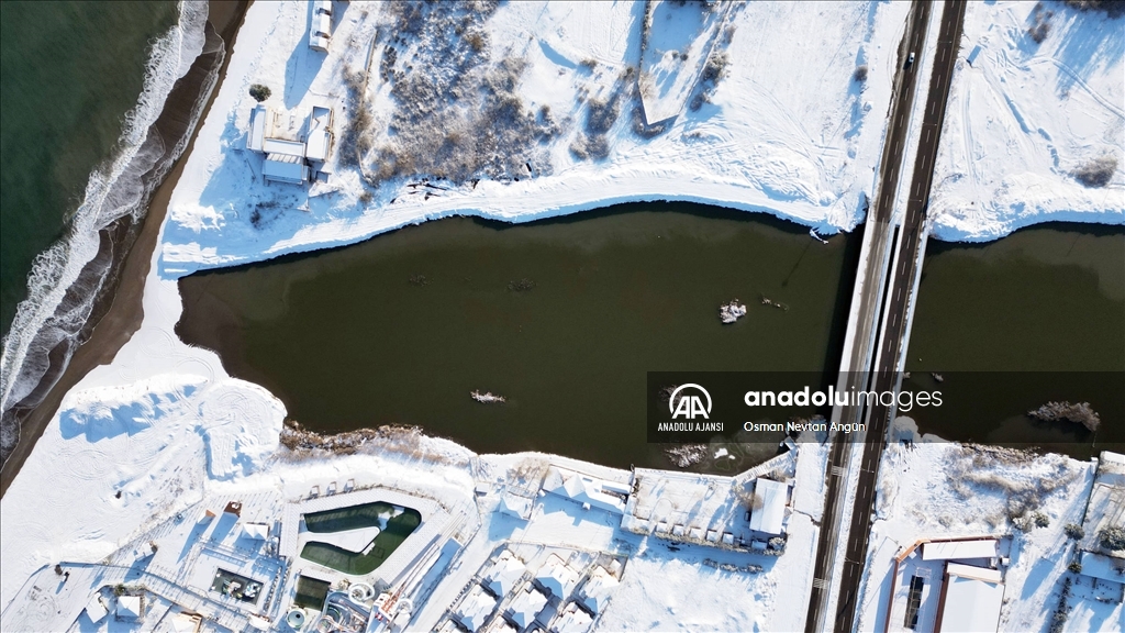 Sakarya'da göl ve su kanalının yüzeyi buz tuttu