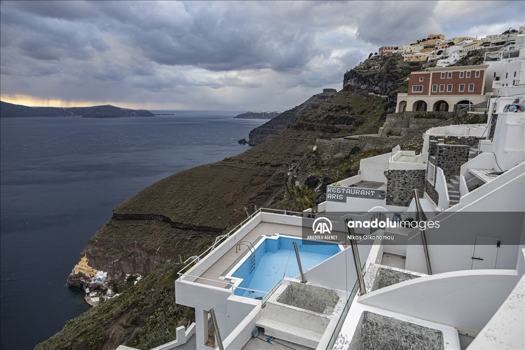 Туристический центр Греции Санторини превращается в город-призрак