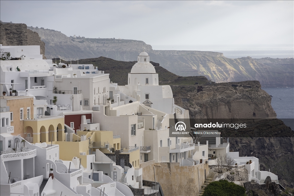 Туристический центр Греции Санторини превращается в город-призрак