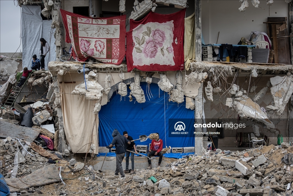 Palestinians endure harsh winter and daily struggles amid destruction in Jabalia