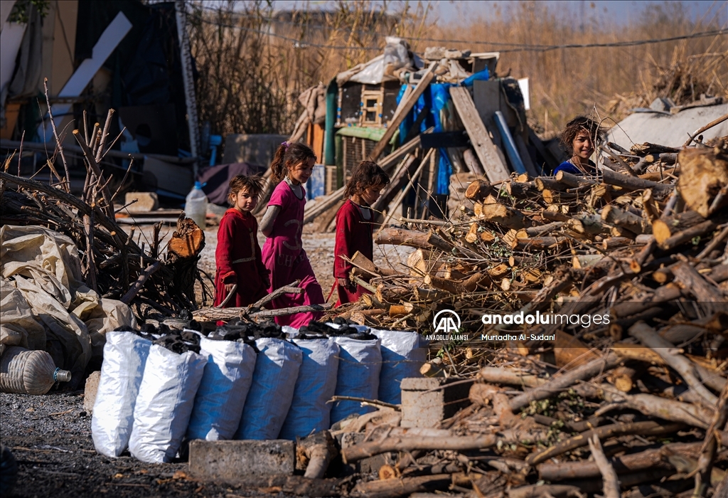 Iraklı yoksul aileler, ekmeğini "mangal kömüründen" çıkarıyor