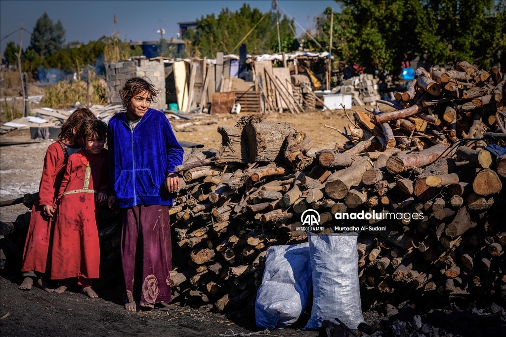 Iraklı yoksul aileler, ekmeğini "mangal kömüründen" çıkarıyor