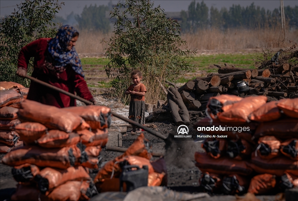 Iraklı yoksul aileler, ekmeğini "mangal kömüründen" çıkarıyor