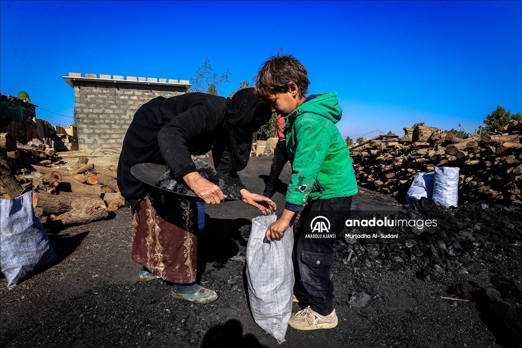 Iraklı yoksul aileler, ekmeğini "mangal kömüründen" çıkarıyor