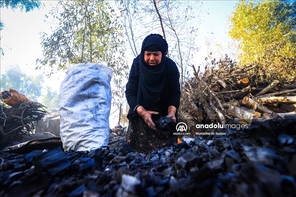 Iraklı yoksul aileler, ekmeğini "mangal kömüründen" çıkarıyor