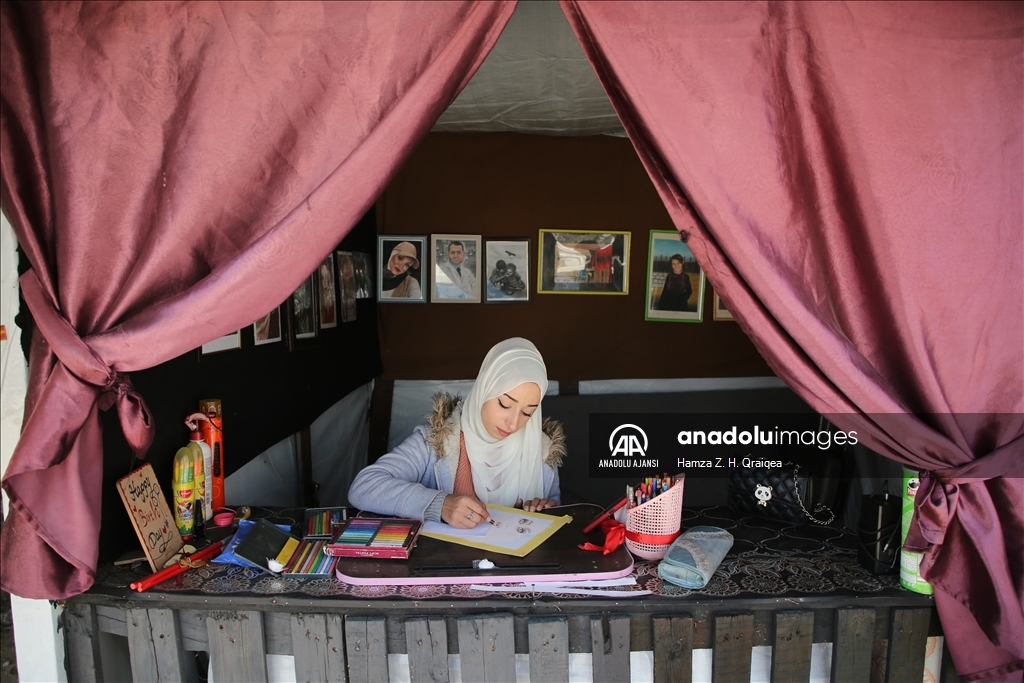 Filistinli sanatçı, resimleriyle Gazzelilerin verdiği mücadeleyi dünyaya duyurmaya çalışıyor