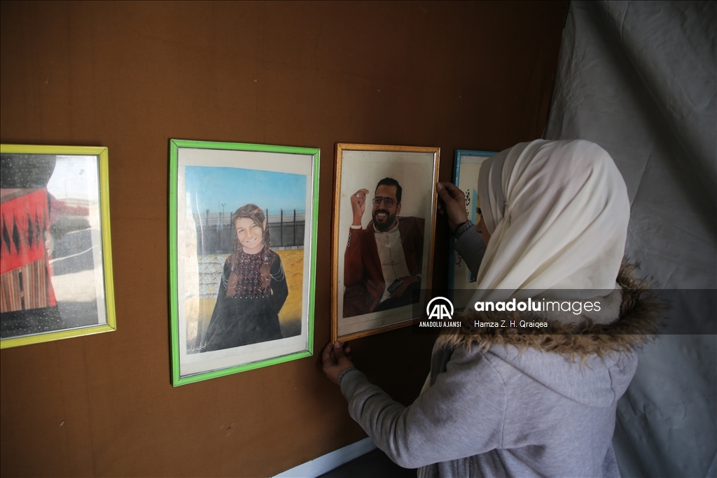 Filistinli sanatçı, resimleriyle Gazzelilerin verdiği mücadeleyi dünyaya duyurmaya çalışıyor