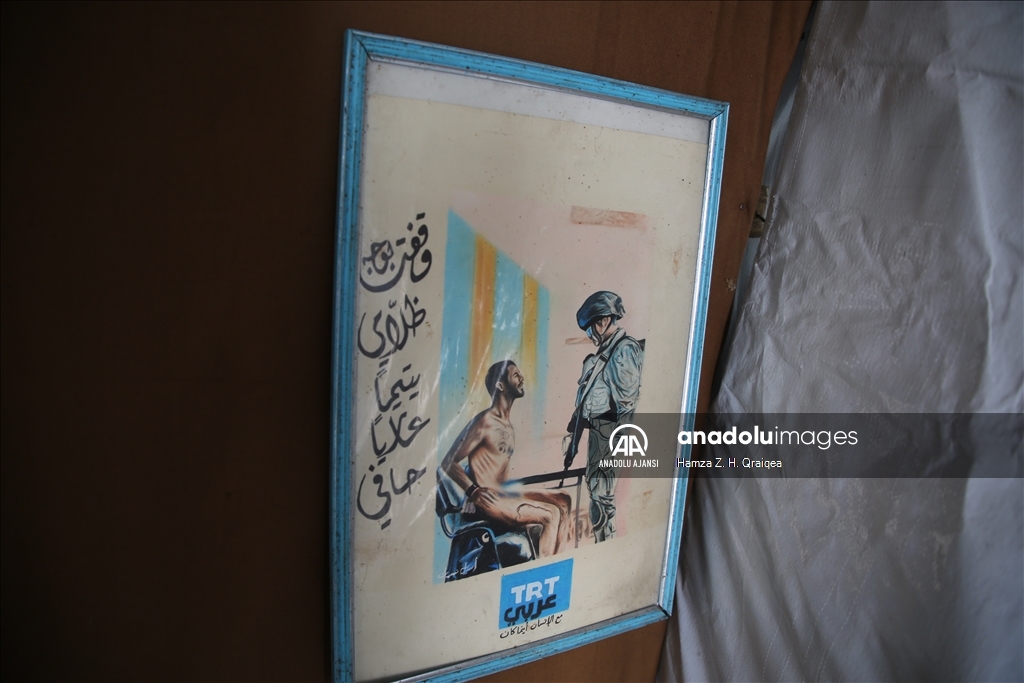 Filistinli sanatçı, resimleriyle Gazzelilerin verdiği mücadeleyi dünyaya duyurmaya çalışıyor