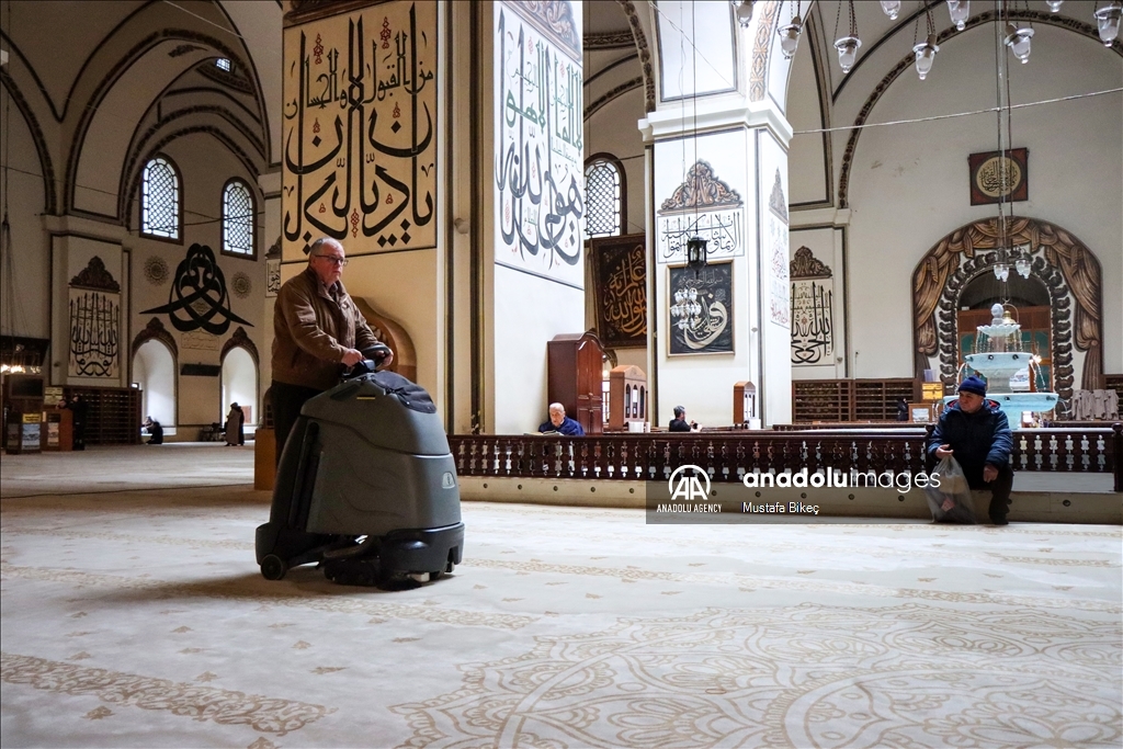 Традиция очищения перед Рамазаном: Мечеть Улу-Джами в Бурсе омывают розовой водой