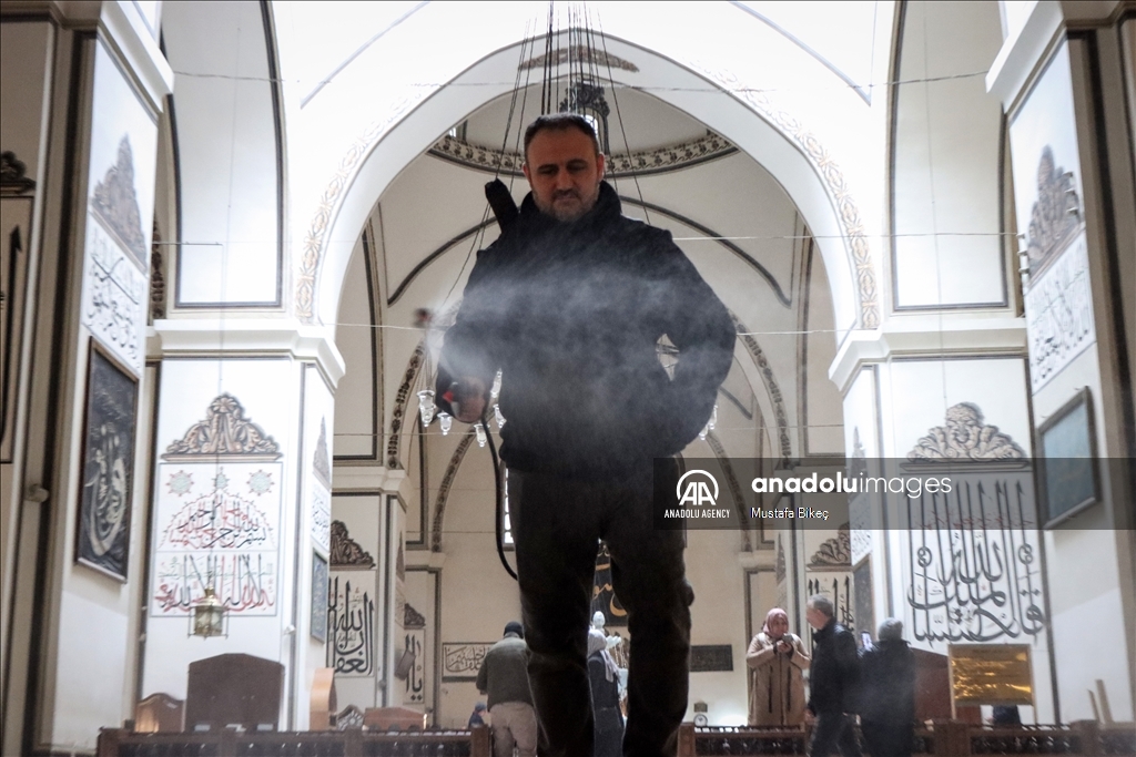 Традиция очищения перед Рамазаном: Мечеть Улу-Джами в Бурсе омывают розовой водой