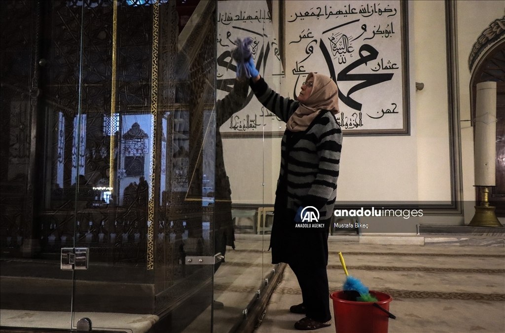 Традиция очищения перед Рамазаном: Мечеть Улу-Джами в Бурсе омывают розовой водой