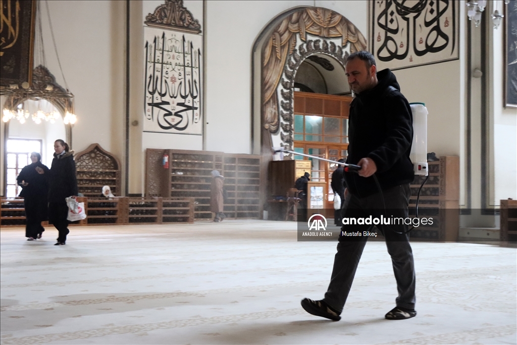Традиция очищения перед Рамазаном: Мечеть Улу-Джами в Бурсе омывают розовой водой