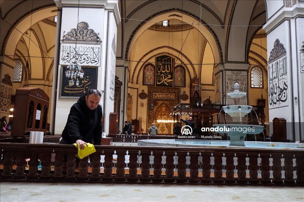 Традиция очищения перед Рамазаном: Мечеть Улу-Джами в Бурсе омывают розовой водой