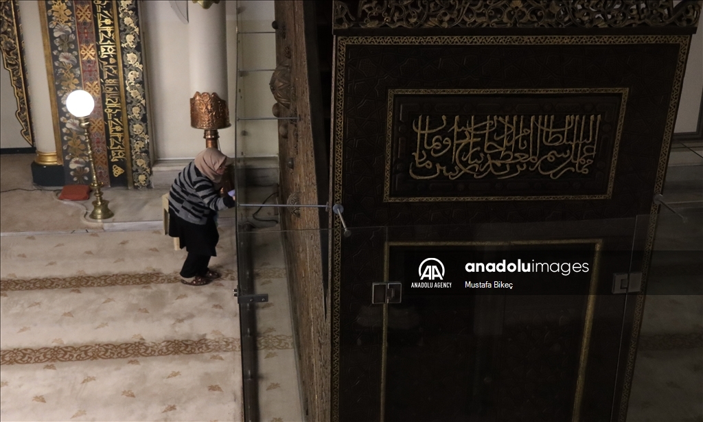 Традиция очищения перед Рамазаном: Мечеть Улу-Джами в Бурсе омывают розовой водой