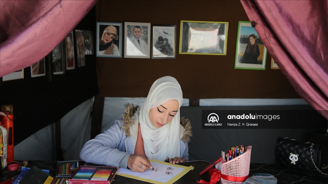 Filistinli sanatçı, resimleriyle Gazzelilerin verdiği mücadeleyi dünyaya duyurmaya çalışıyor