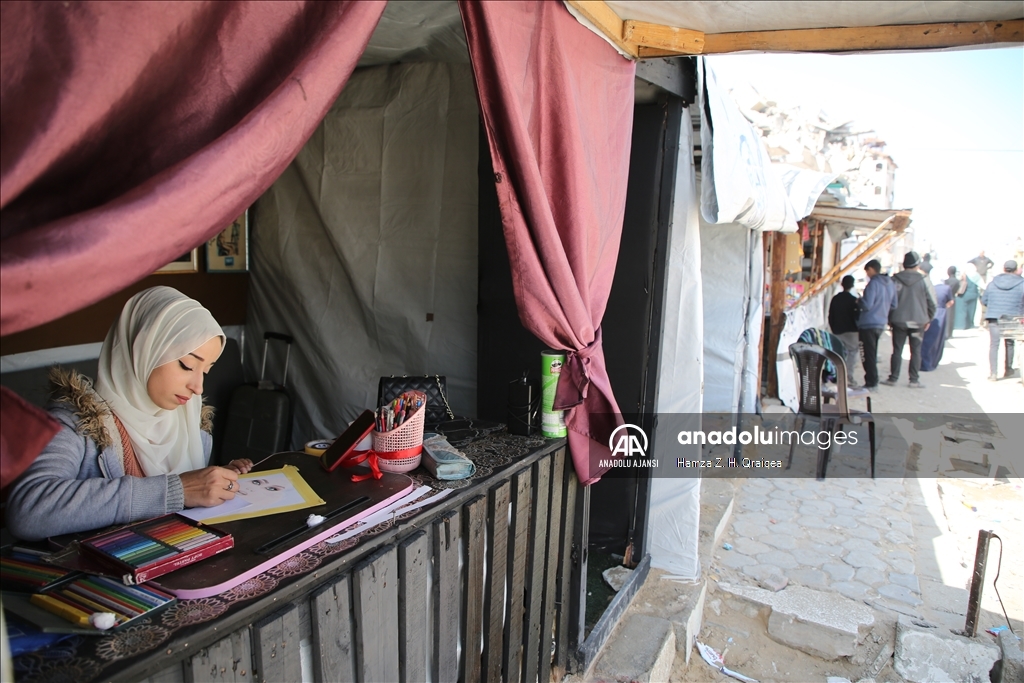 Filistinli sanatçı, resimleriyle Gazzelilerin verdiği mücadeleyi dünyaya duyurmaya çalışıyor