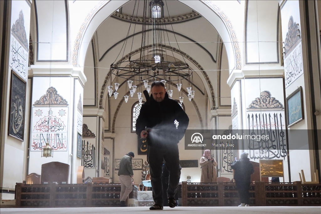 Традиция очищения перед Рамазаном: Мечеть Улу-Джами в Бурсе омывают розовой водой