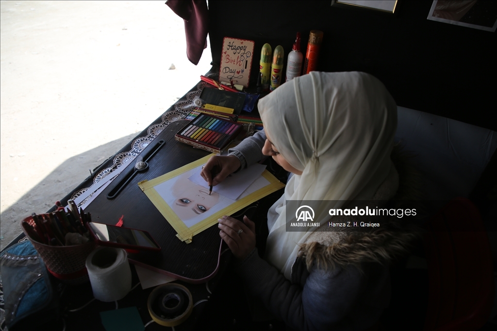 Filistinli sanatçı, resimleriyle Gazzelilerin verdiği mücadeleyi dünyaya duyurmaya çalışıyor