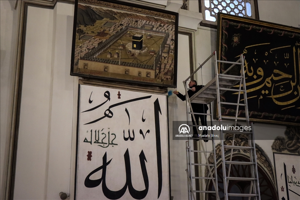 Традиция очищения перед Рамазаном: Мечеть Улу-Джами в Бурсе омывают розовой водой