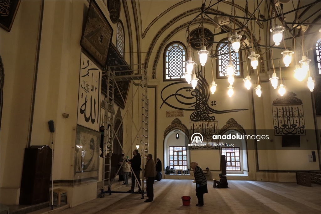 Традиция очищения перед Рамазаном: Мечеть Улу-Джами в Бурсе омывают розовой водой