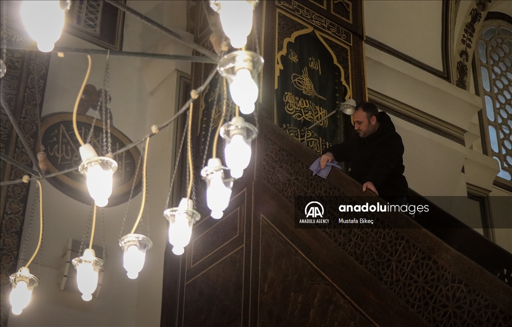 Традиция очищения перед Рамазаном: Мечеть Улу-Джами в Бурсе омывают розовой водой