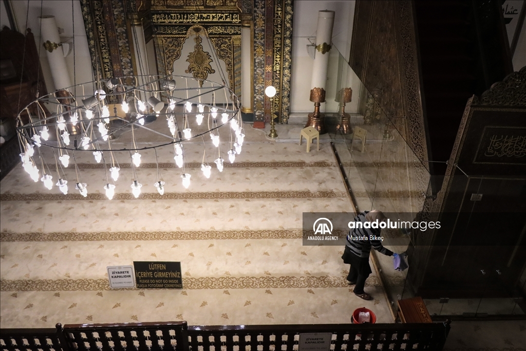 Традиция очищения перед Рамазаном: Мечеть Улу-Джами в Бурсе омывают розовой водой